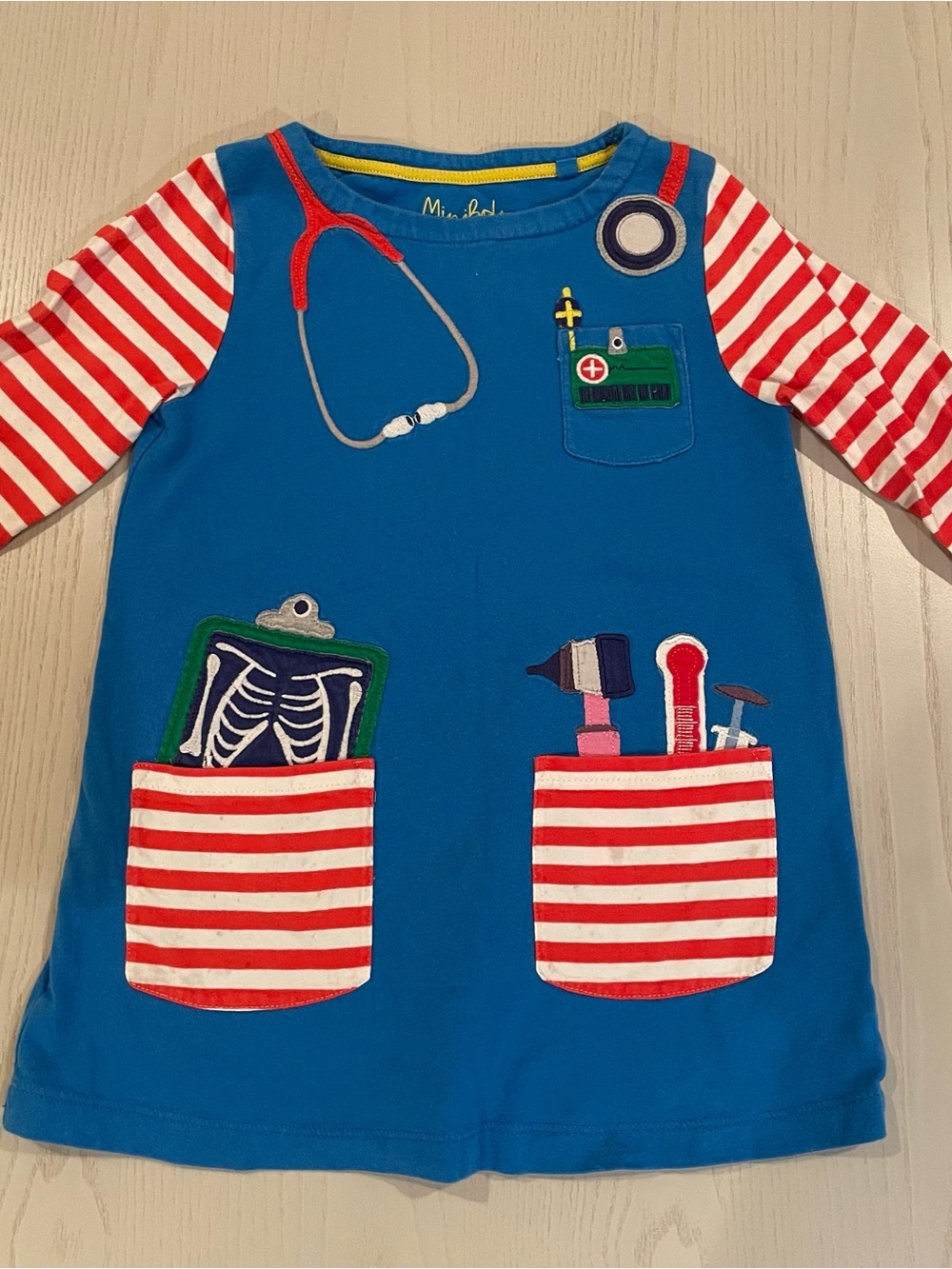 Mini Boden Doctor Physician Artist Appliqué Pocket Dress - Size 5-6 - Picture 2 of 6